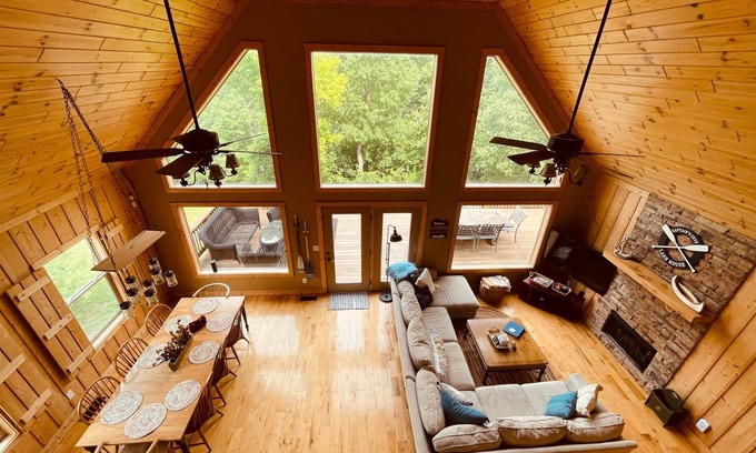 Cub Run House | Captain's Cove+ Nolin Lake + Mammoth Cave + Arcade + Hot Tub, Expansive Lakefront Home on Nolin Lake
