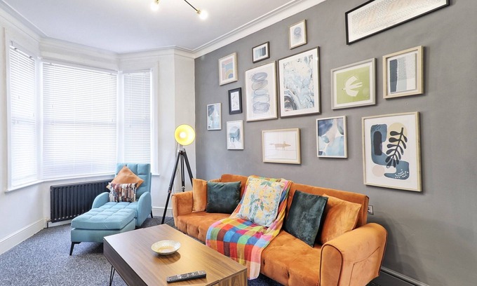 Southend-on-Sea House | Captivating 2Bed House in Southend Pet Friendly!