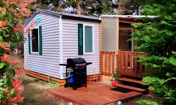 La Roque-d'Antheron RV Rental | Caravan 'Mobil-home' with Shared Pool, Private Terrace and Air Conditioning