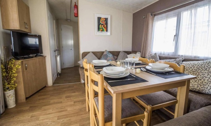 Clacton-on-Sea Cabin | Caravan - Sleeps 10 - Pet Friendly - Parking