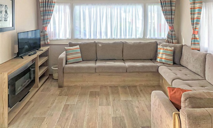 Chapel Saint Leonards House | Caravan with one double and two twin.