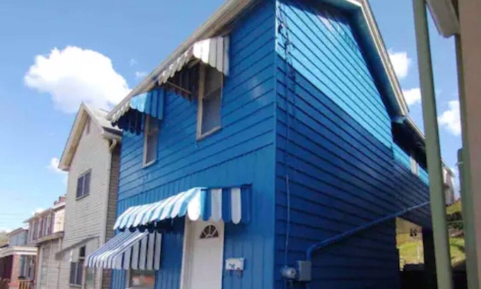 Carnegie House | Carnegie home- close to shops and highway