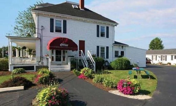 Wells Hotel | Carriage House Motel Cottages & Suites