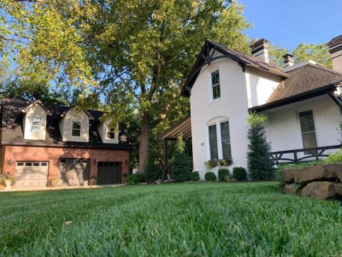 Downtown Apartment | Carriage House on Historic Bentonville Square