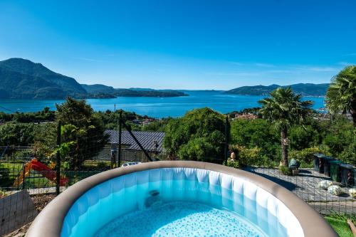 Cargiago Apartment | Casa 24 - Trilocale con Vista Lago, Giardino e Idromassaggio Gonfiabile
