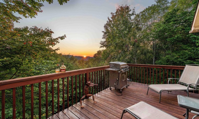 Beech Mountain Ski Chalet | Casa Bella – 5 Min to Beech Mtn Resort + Hot Tub