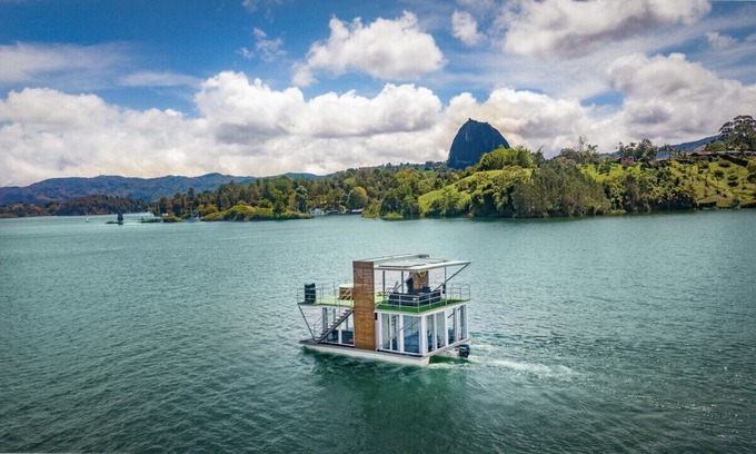 El Penol Boat Rental | Casa Bote Guatapé · Amazing Houseboat in Guatapé-Private Jacuzzi & BBQ