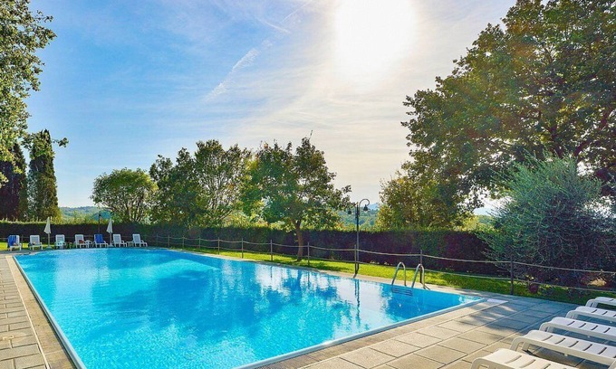 Popoltaio-Schiacciato House | Casa Caprifoglio C: A characteristic and welcoming apartment that is part of an ancient country house surrounded by the greenery, with Free WI-FI.