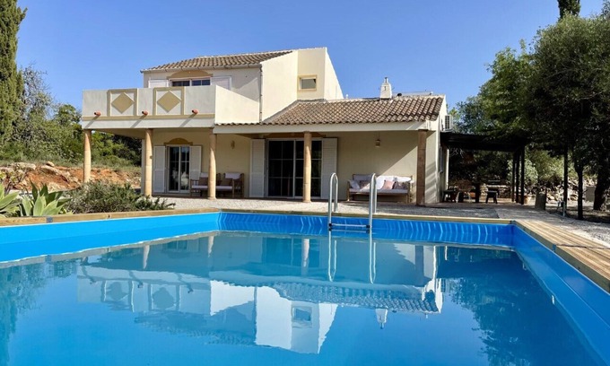 Olhao Villa | Casa Colinas Roxas is about 20 minutes drive from the old,cosy harbour town Faro
