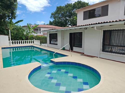 Flandes House | Casa con piscina privada en via flandes espinal
