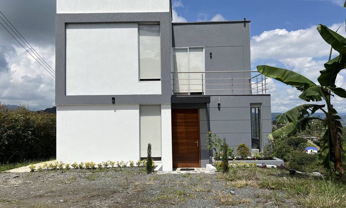 Manizales Ski Chalet | Casa de Campo Tipo Chalet con Jacuzzi y Piscina, Expectacular Vista al Atardecer