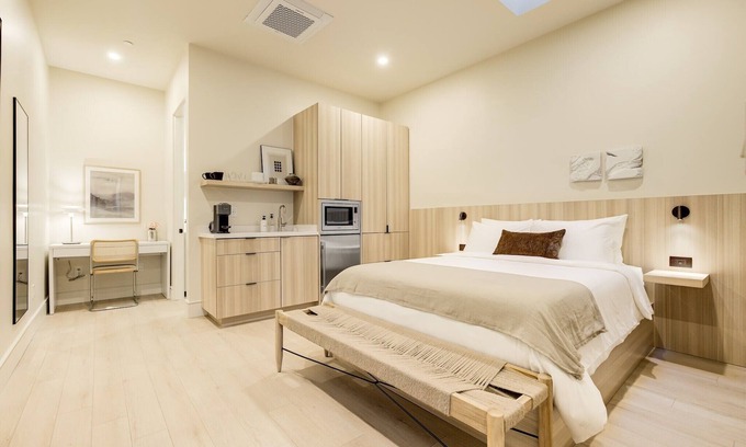 Santa Barbara Apartment | Casa De La Vina Unit 8 - Boutique Suites