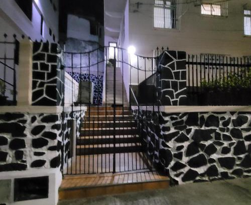 Rio Vermelho House | casa em rua tranquila a 200 metros do agito do Rio Vermelho e praia