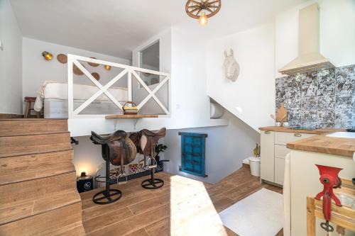 Estombar Apartment | Casa Estábulo- Cozy Rustic Farmhouse (HORSE LOFT)