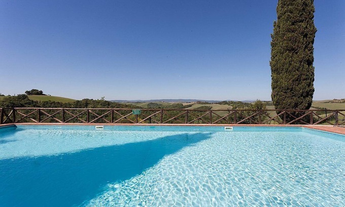 Asciano House | Casa Giobatta C: A characteristic and welcoming two-story age-old farm house surrounded by the greenery, with Free WI-FI.