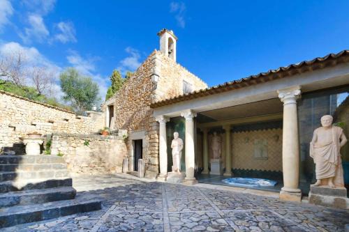 Lloseta Villa | Casa Histórica con Piscina Sauna y Jacuzzi
