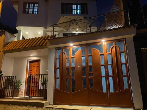 Independencia House | Casa Hospedaje “YURAQ WASI”