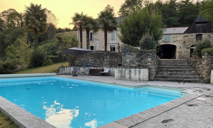 Montaut House | Casa Hourquet: nature, pool and the Pyrenees