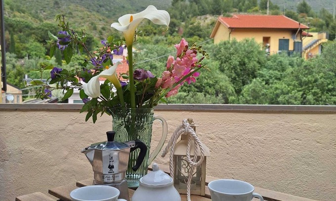 Cisano sul Neva House | Casa Iris Situata in Centro Paese a Pochi Minuti da Mare e Montagne