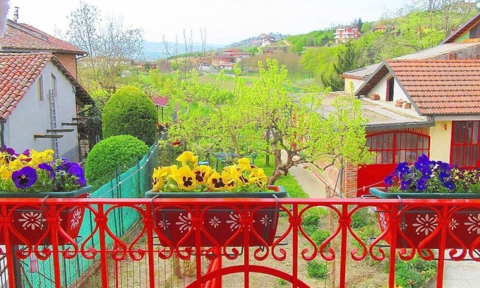 Govone House | Casa Menestrello B: A welcoming apartment situated in the Roero area of Piedmont, with Free WI-FI.