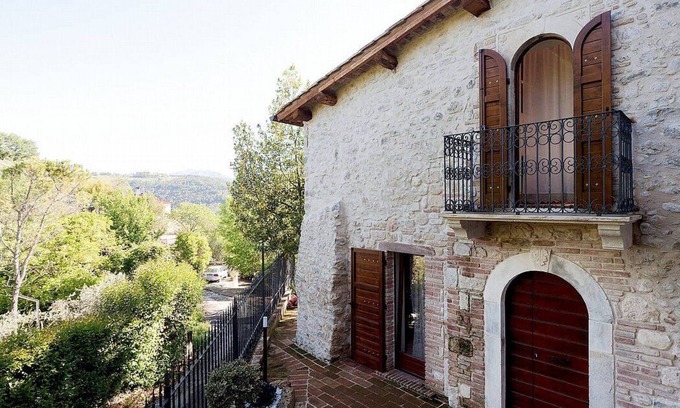 Precetto House | Casa Nerina: A characteristic and welcoming independent house made of stone, with Free WI-FI.
