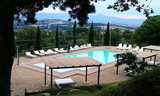 Montefiascone House | Casa Nocetta C: A characteristic and welcoming apartment that is part of an ancient country house surrounded by the greenery, with Free WI-FI.