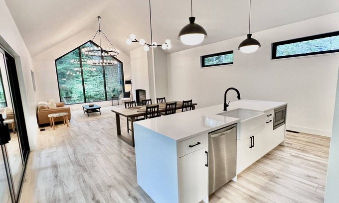 Victoria Beach House | Casa Noir – Stylish Year-Round Escape