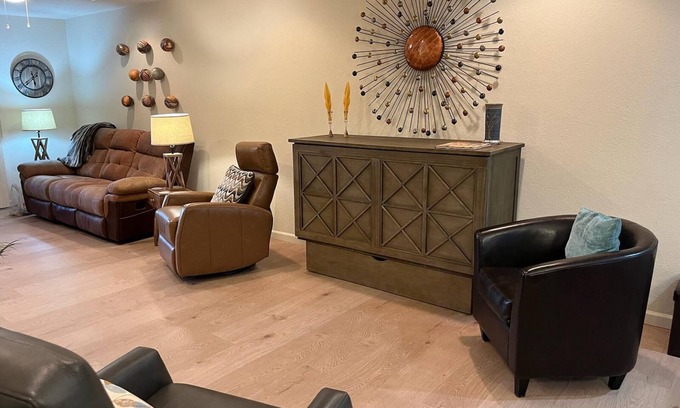 Paradise Valley Village Condo | CASA NOVA- Anasazi Village-3rd floor bright open floor plan pool view