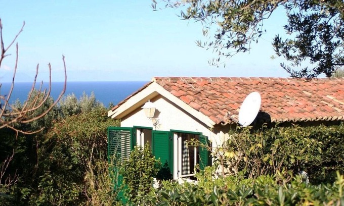 Ricadi House | Casa Orto, for 2 people, with shared pool and access to the beach