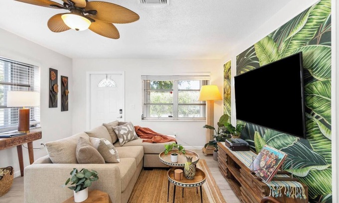 Dania Beach House | Casa Palma - Quiet & Chic – Near Beach, FLL & Cruise Port