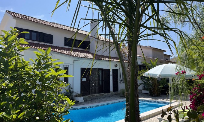Charneca da Cotovia House | Casa Pausa Vakantiewoning in Sesimbra met Fantastische Zichten en Vlak de Oceaan
