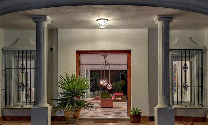 Cabo Roche Ski Chalet | Casa Rabat. Large comfy spaces, beach 500m