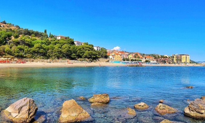 Civezza House | Casa Rose in Civezza with with shared pool & large garden sleeping 4
