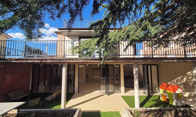 Alesanco House | Casa Rural Las Bengoas in Rioja by vineyards – 9 rooms Sleeps 30 with Bar & BBQ