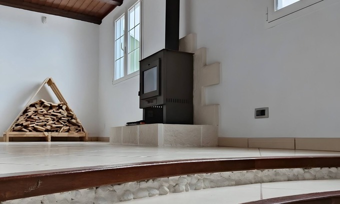 Montijos Cottage | 'Casa' with Balcony and Wi-Fi