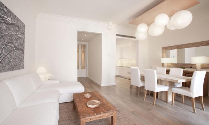 L'Antiga Esquerra de l'Eixample Apartment | Casanova Charm 4BDR Apartment