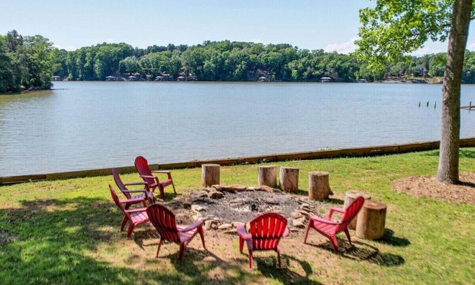 Steele Creek House | Castaway Cove—5 Bed Lakeside Retreat—Boat Rental!