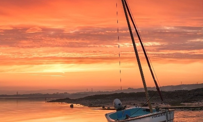 Appledore Cottage | Catboat Cottage: a stone's throw from the beach. Shops & pubs are 2 minute walk.