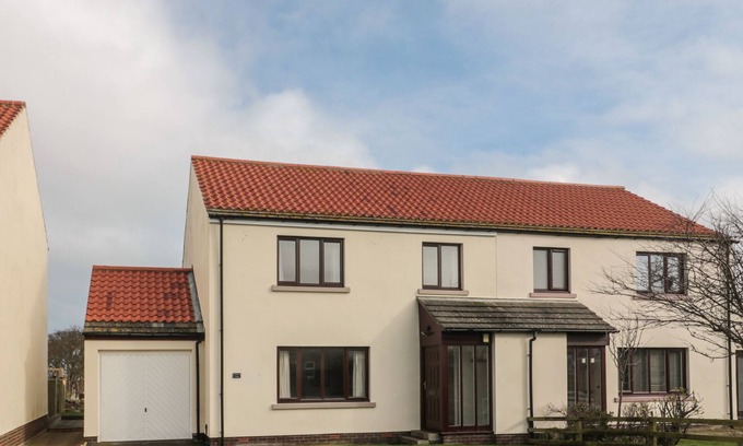 Berwick-upon-Tweed House | CAUSEWAY COTTAGE, pet friendly, with a garden in Holy Island