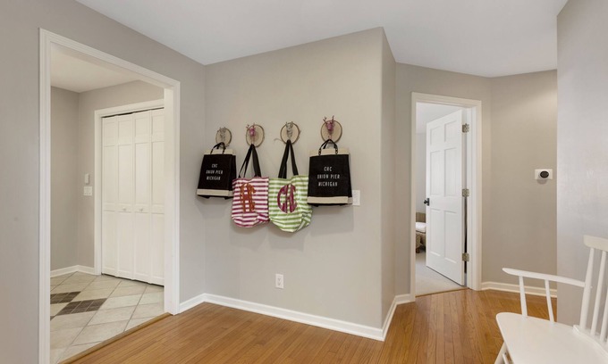 Union Pier House | Cedar Hollow Cottage: 4 Bed/2 Bath with HOT TUB and steps to beach!