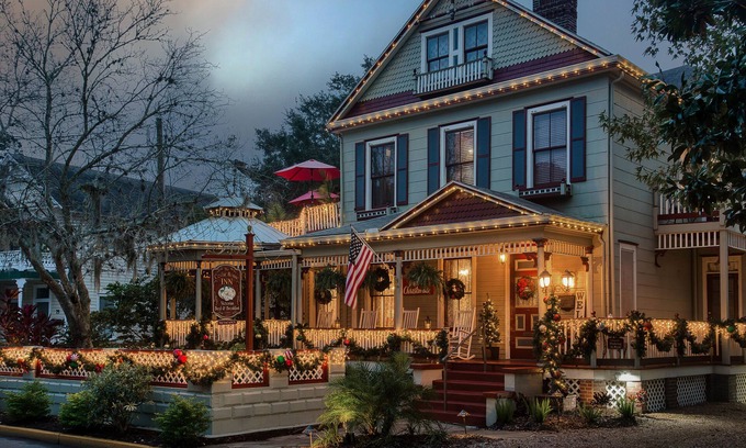 Downtown Historic District Bed & Breakfast | Cedar House Inn