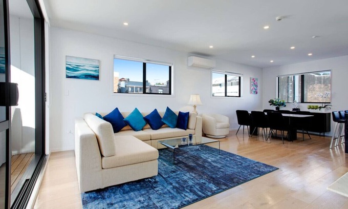 Epsom House | Central Modern Duplex Home near Cornwall Park