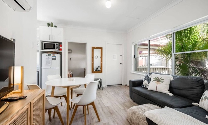 Victor Harbor Apartment | Central and modern 2 bedroom unit at Smugglers