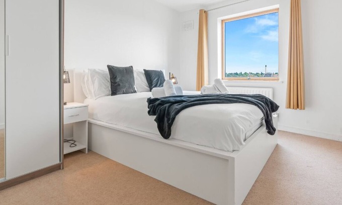 Reading Apartment | Central City View Apartment|Parking|2 Bed|3 Guests