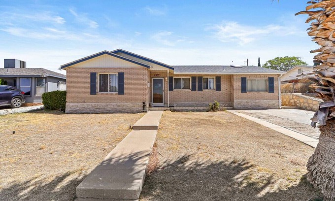 Timberwolf House | Central El Paso. 7 mins to Ft Bliss.