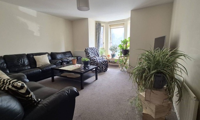 Restalrig Apartment | Central flat in quiet area, perfect for festival Edinburgh but also relax.