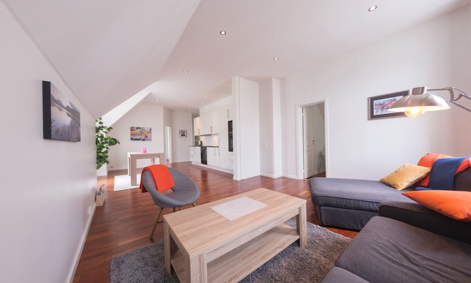Alesund Apartment | Central modern penthouse apt w / parking incl.