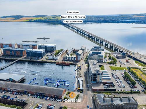 Dundee Apartment | CENTRAL SERVICED APARTMENTS - City Quay - 2 Bedrooms - En-Suite Bathroom - Dedicated Parking Space - Fully Equipped - Walk Away From Dundee Bus & Train Station - Close to City Centre with River Views and Balcony - NEW