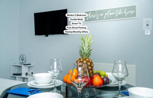 Glenisla Apartment | CENTRAL SERVICED APARTMENTS - 2 Bedroom - Ground Floor - Monthly & Weekly Bookings Welcome - FREE Street Parking - 2 Double Beds - WiFi - Smart TVs in Rooms - Fully Equipped - Heating 24-7 - Contractor & Short Stay Favourite