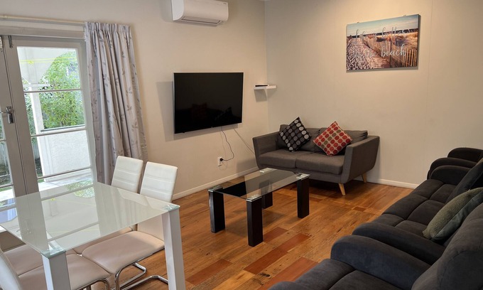 Palmerston North House | Central Spacious House With Backyard And Patio